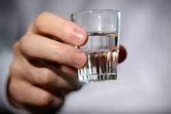 Brasile: beve 25 shot di vodka in un minuto e muore