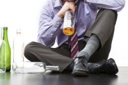 Alcol: l'impatto sociale e psicologico prevale sui danni fisici